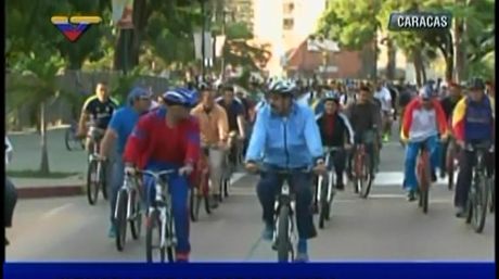 Maduro en bicicleta…Suaveciiito pa´que no se caiga otra vez