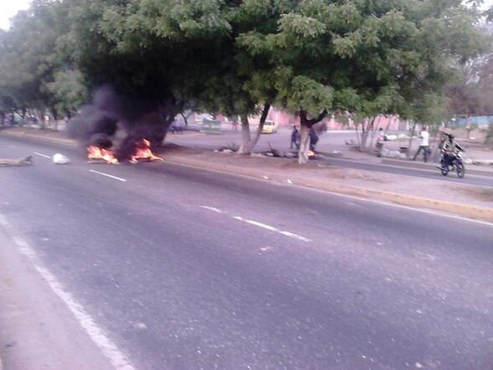 Trancan vías en Barquisimeto para exigir agua (Foto)