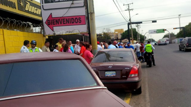 Hasta tres días en cola hacen los conductores por una batería