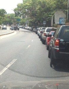 Esta es la cola para echar gasolina en Caracas #1M (Foto)