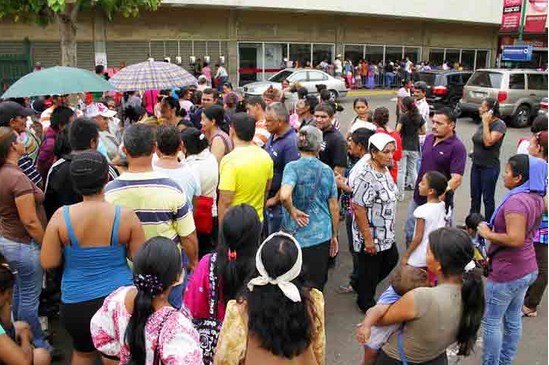 Siguen las colas “eternas” para buscar alimentos de la cesta básica (Foto)