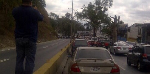 Colapsada Panamericana por protestas en el concesionario La Venezolana (Fotos)