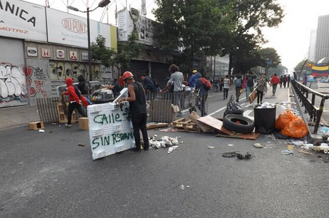 Jóvenes del campamento frente al Pnud trancan acceso vial (Fotos)