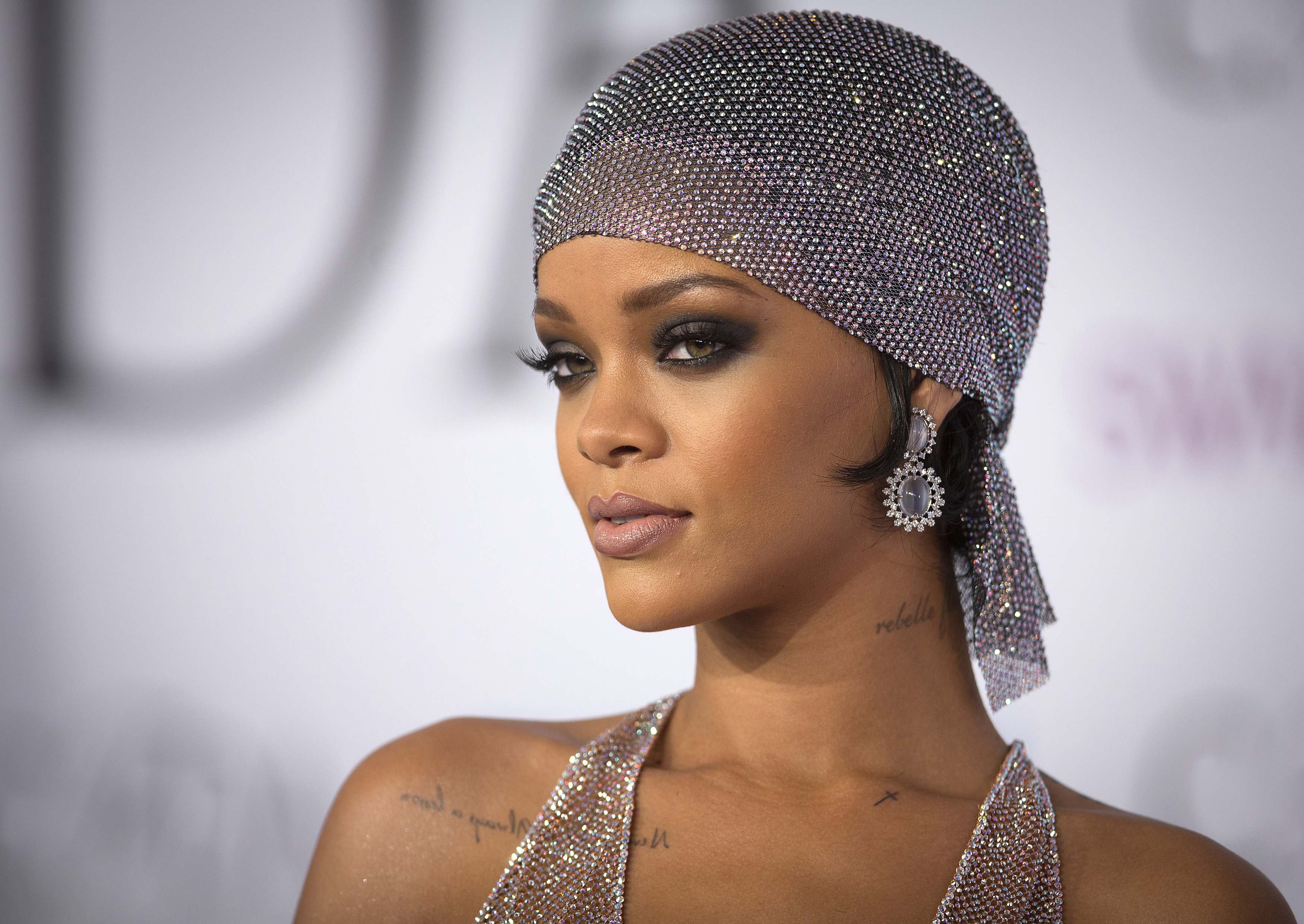 Rihanna conmovida anuncia ayuda de su fundación a víctimas de huracán Dorian en Bahamas