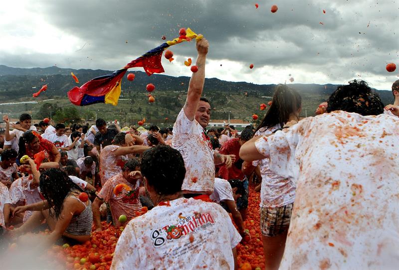 Miles de personas se untan de rojo en la tomatina colombiana (Fotos)