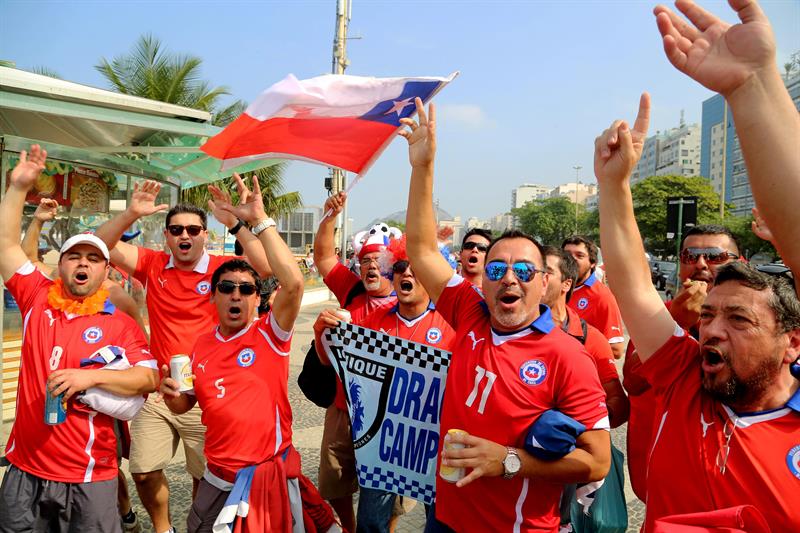 Se “hospedan” en playa de Copacabana para apoyar a la selección chilena