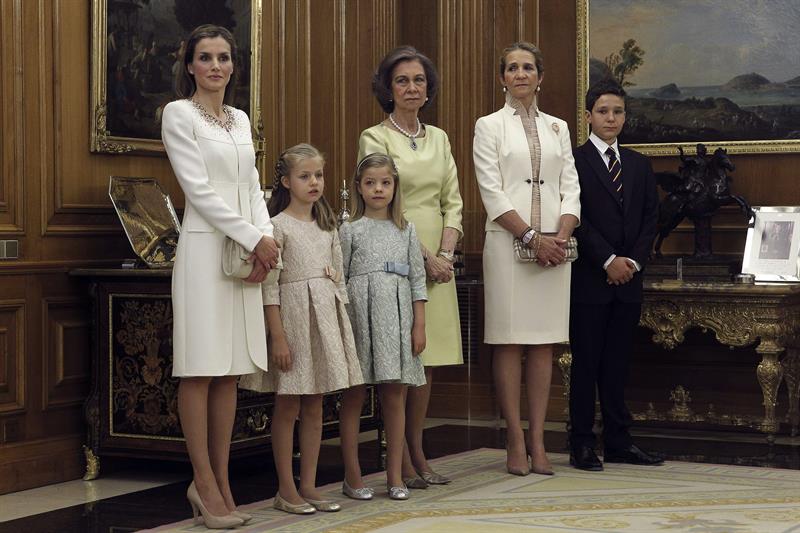 De blanco y corto, la sobria elección de la Reina Letizia (Fotos)