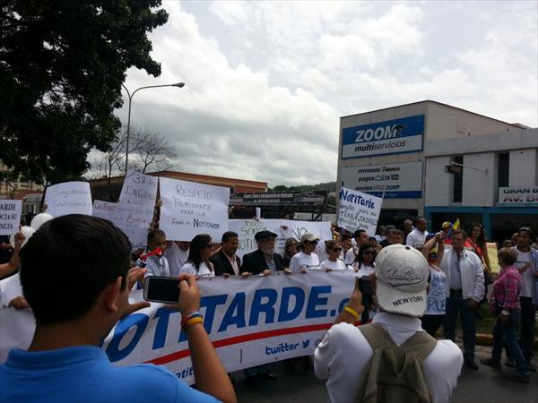 Trabadores de Notitarde marcharon en apoyo a su Director