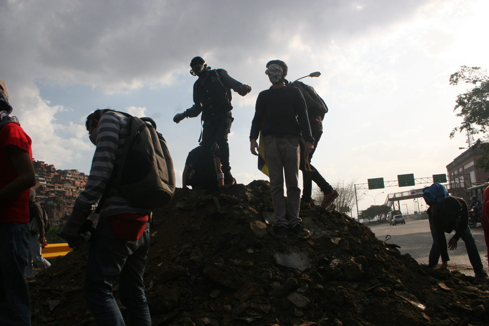 Fotos: Barricadas en Terrazas del Ávila originó enfrentamiento entre estudiantes y GNB