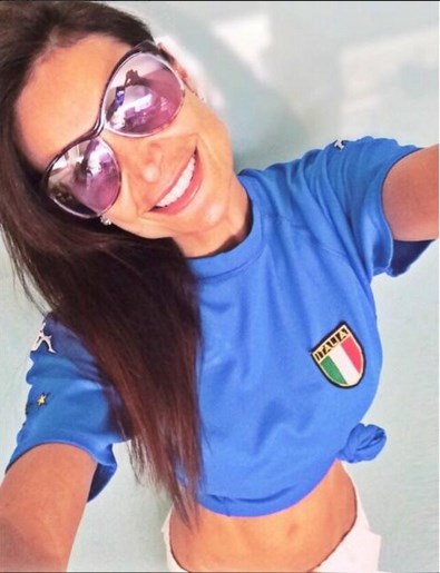 Caterina Valentino se colocó una camisa sexy de la “Forza Azurra” (Foto)