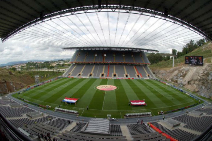 Los estadio de fútbol más raros del mundo (incluye campo acuático)