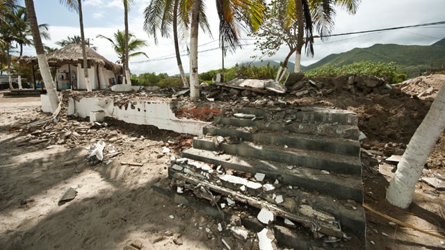 Ocho locales de playa El Agua siguen operativos pese a desalojo