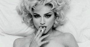 Mujer recrea épica foto de Madonna desnuda (Foto)