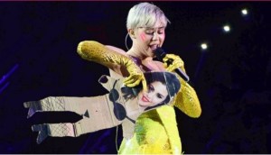 Así se burló Miley Cyrus de Selena Gómez (Foto)