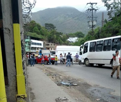 Protestan por falta de agua en Petare #30J (Foto)