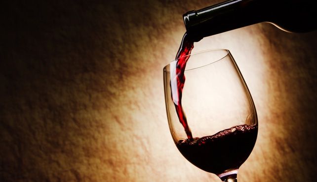 Una copa de vino tinto puede equivaler a una hora en el gimnasio