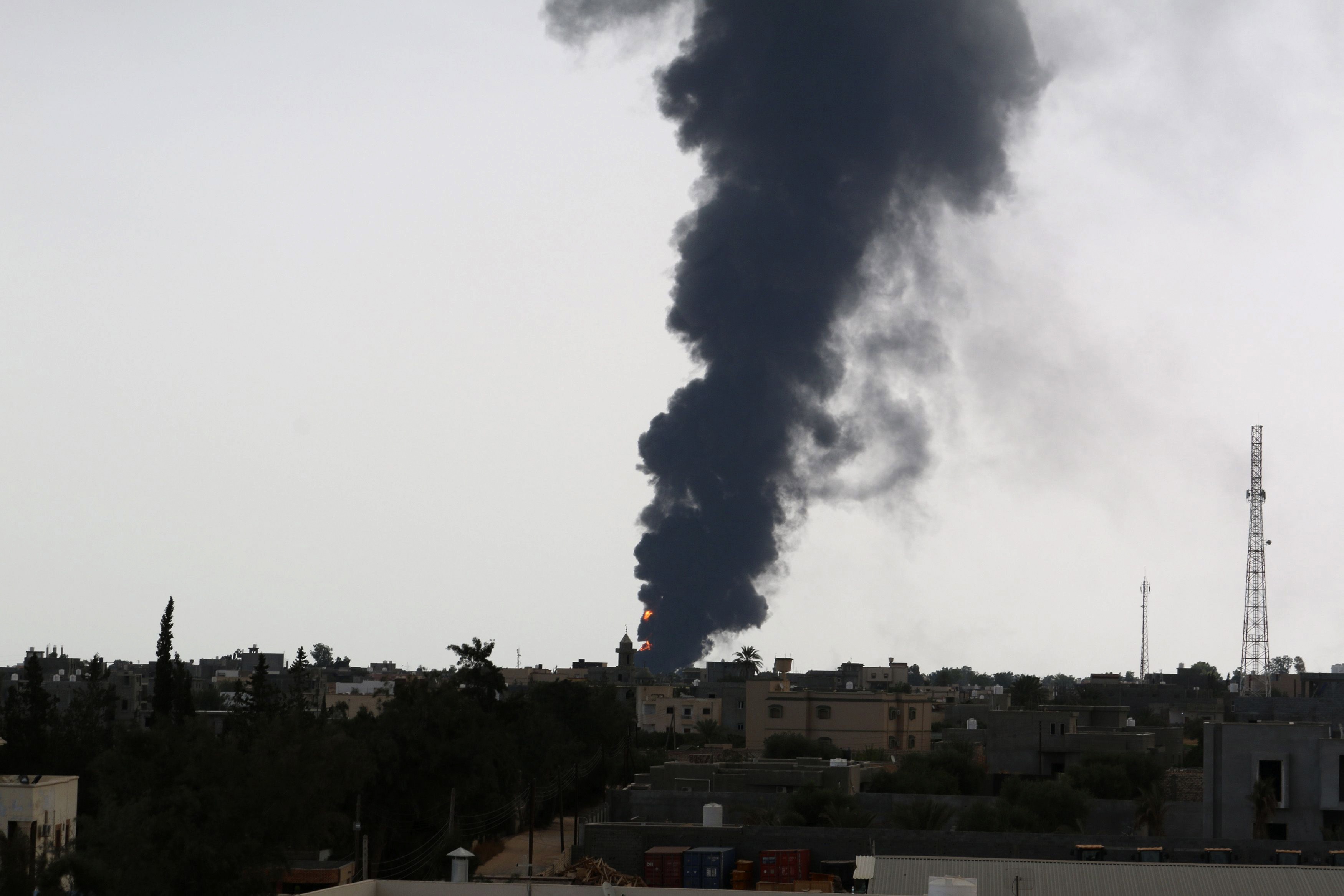 Caos en Libia: Cohete provoca incendio cerca de aeropuerto de Trípoli