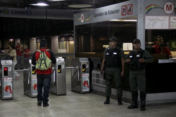 Ejército y GNB custodian estaciones del Metro de Caracas (Fotos)