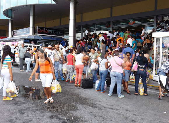 Alboroto por llegada de leche a supermercado en Aragua