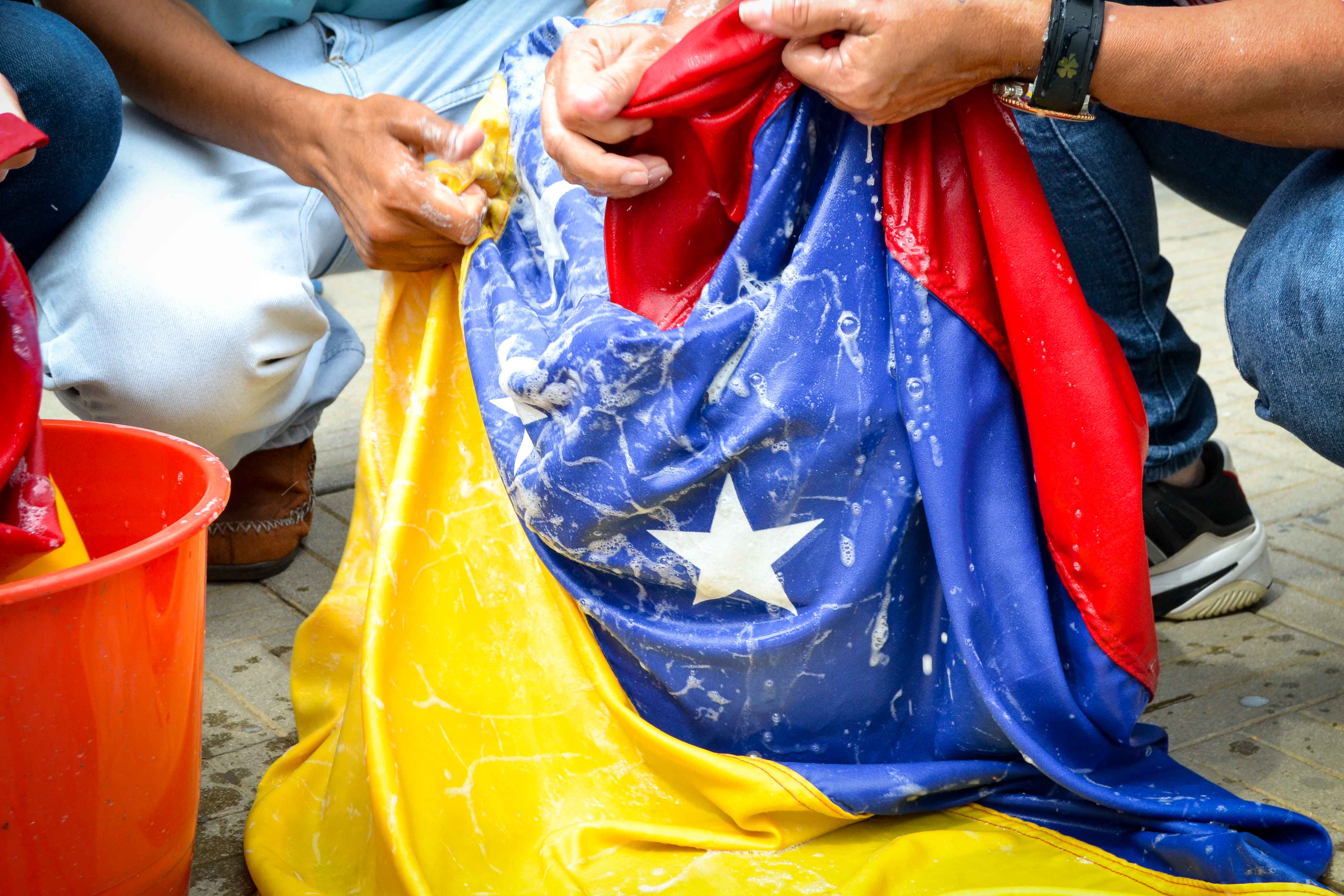 Sebin detiene a 17 jóvenes por lavar una bandera