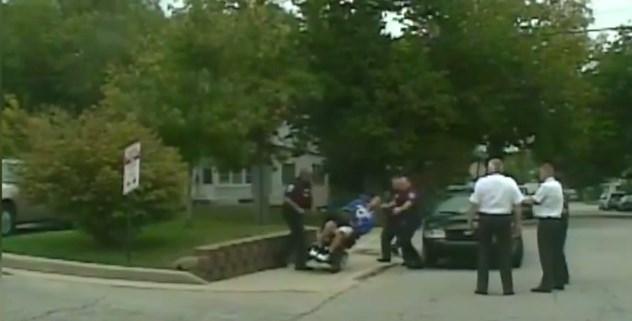 En video: El trancazo de un policía a hombre en silla de ruedas… ¡que le pisó el pie!