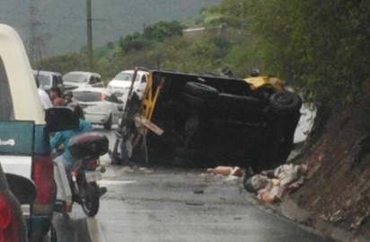 Camión volcado en la autopista Caracas – La Guaira