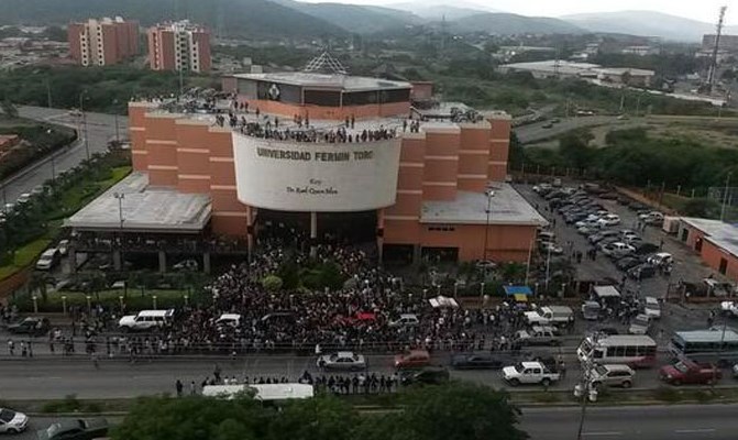 Caos en la Universidad Fermín Toro tras detonación de lacrimógena (Fotos)