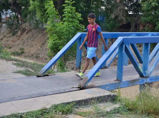 Le piden a Dios cuando cruzan una pasarela al oeste de Barquisimeto (Foto)