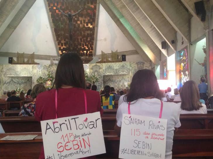 Estudiantes piden a la iglesia interceder por jóvenes detenidos (Fotos)