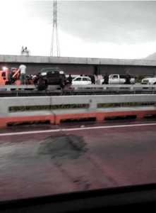 Camioneta choca contra defensa en viaducto La Cabrera