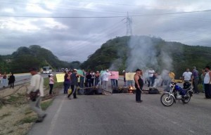 Manifestantes trancan la autopista Charallave-Ocumare (Foto)