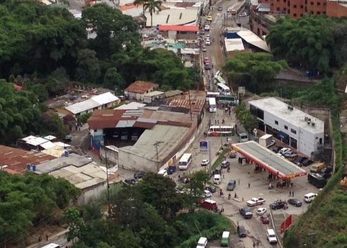 No hay paso en la carretera Baruta-El Placer por protesta (Foto)