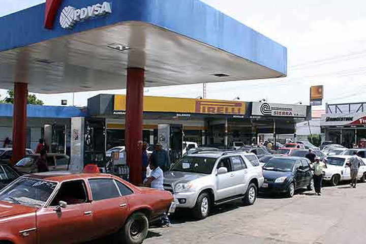 Vielma Mora cree que contrabandistas de gasolina ahora pasan de día a surtir sus tanques