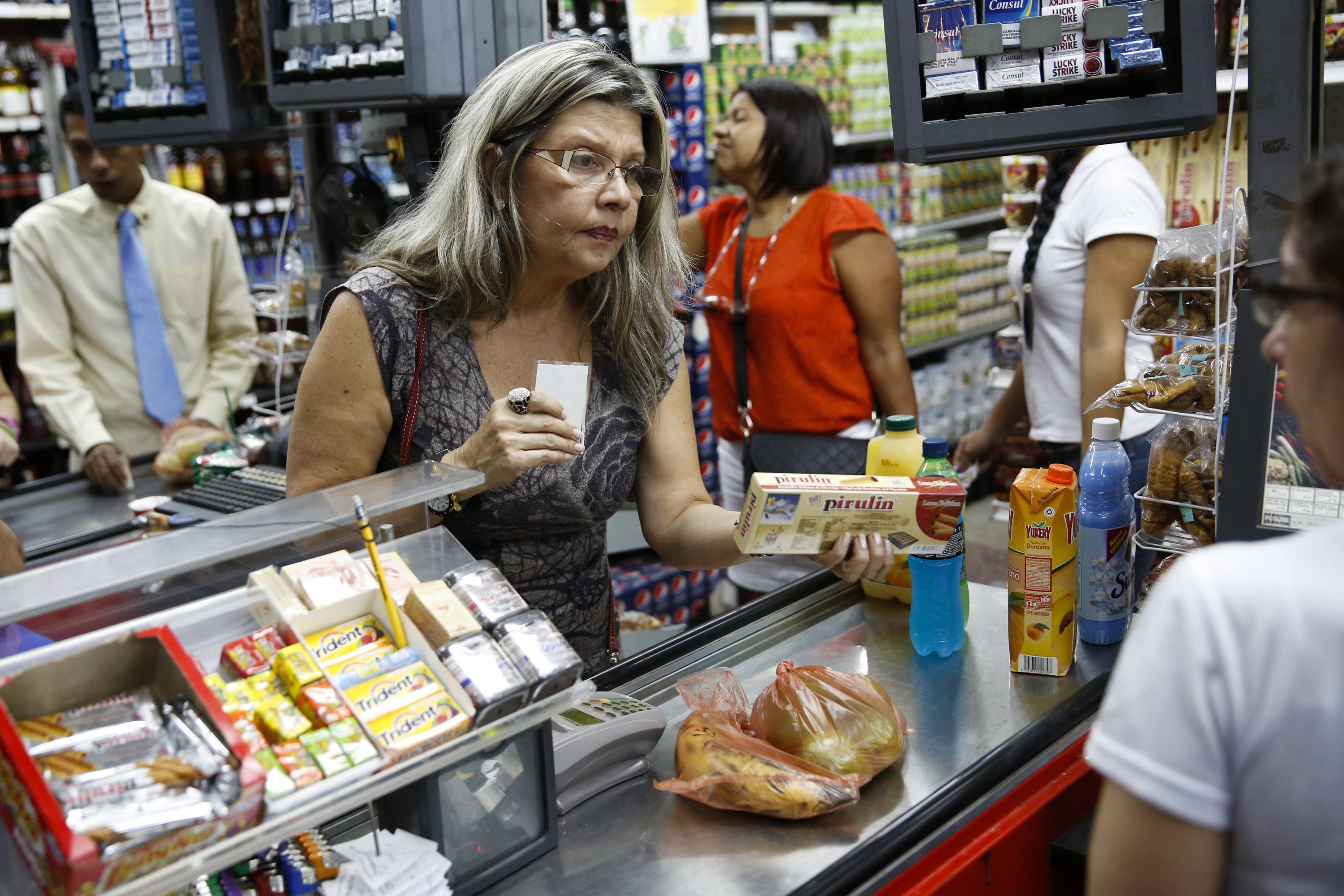 Amas de casa hacen “maromas” para que el dinero les rinda