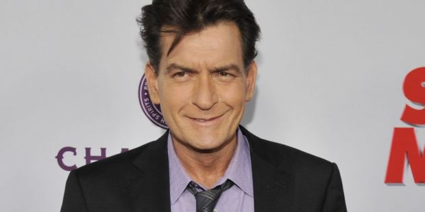 Doctor de Charlie Sheen se inyectó sangre infectada del actor