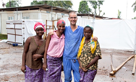 Después de superar el ébola, enfermero británico retornó a Sierra Leona