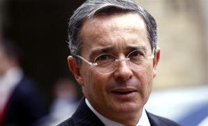 Álvaro Uribe asegura que su hermano Santiago es un preso político