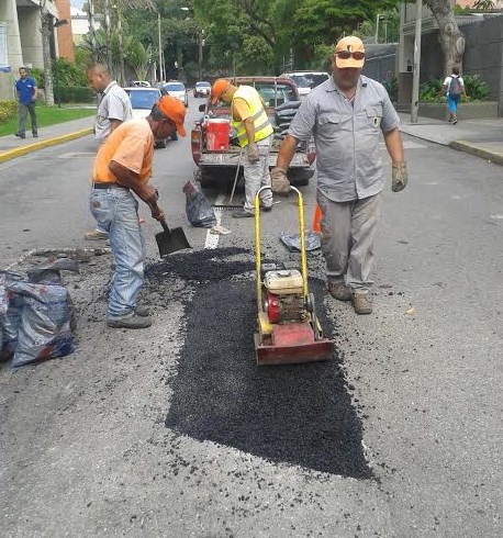 Alcaldía de Chacao ejecuta bacheo en frío  para ofrecer mejores vías