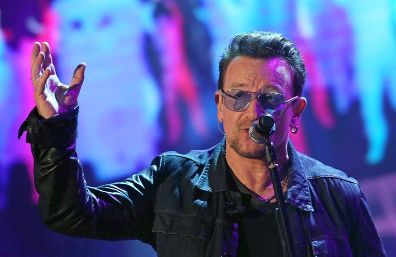 Bono pide disculpas por la forma en que difundió U2 su último álbum