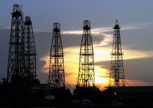 El petróleo cae a mínimo a dos semanas de cumbre de la Opep
