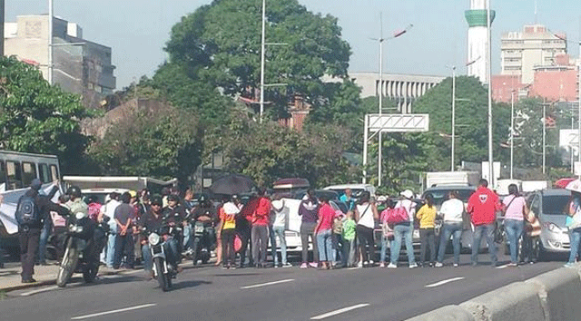 Trancada la Av. Libertador sentido Este por protesta (Fotos)