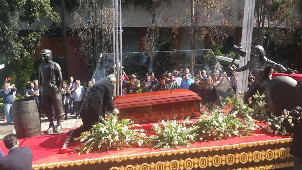 Cortejo fúnebre de Chespirito llega al Estadio Azteca (Fotos)