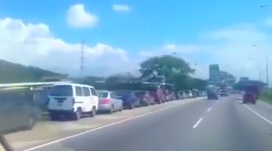 Monumental cola en la ARC para abastecerse de gasolina (video)