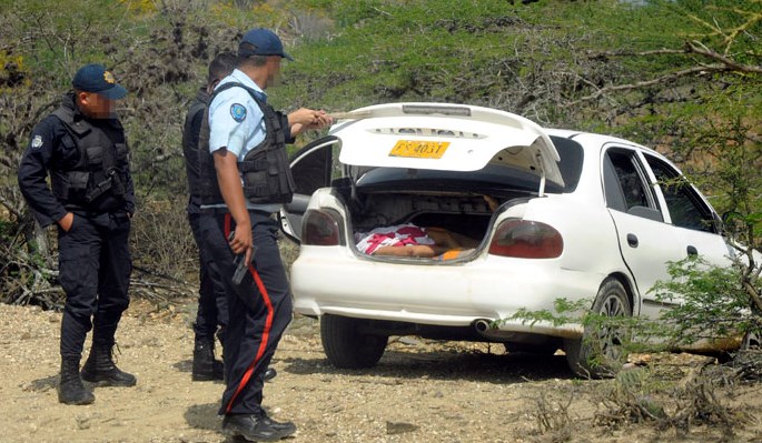 Hallan dos cadáveres en el maletero de un taxi