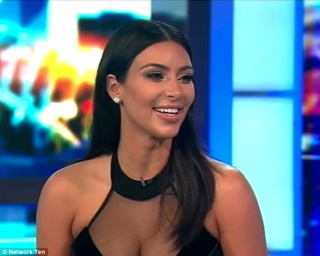 ¿Cómo sostener una copa con el trasero? Kim Kardashian te enseña (Video)