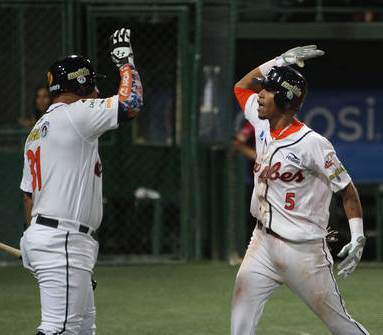 Oswaldo y Orlando Arcia se fueron para la calle en triunfo de “La Tribu”