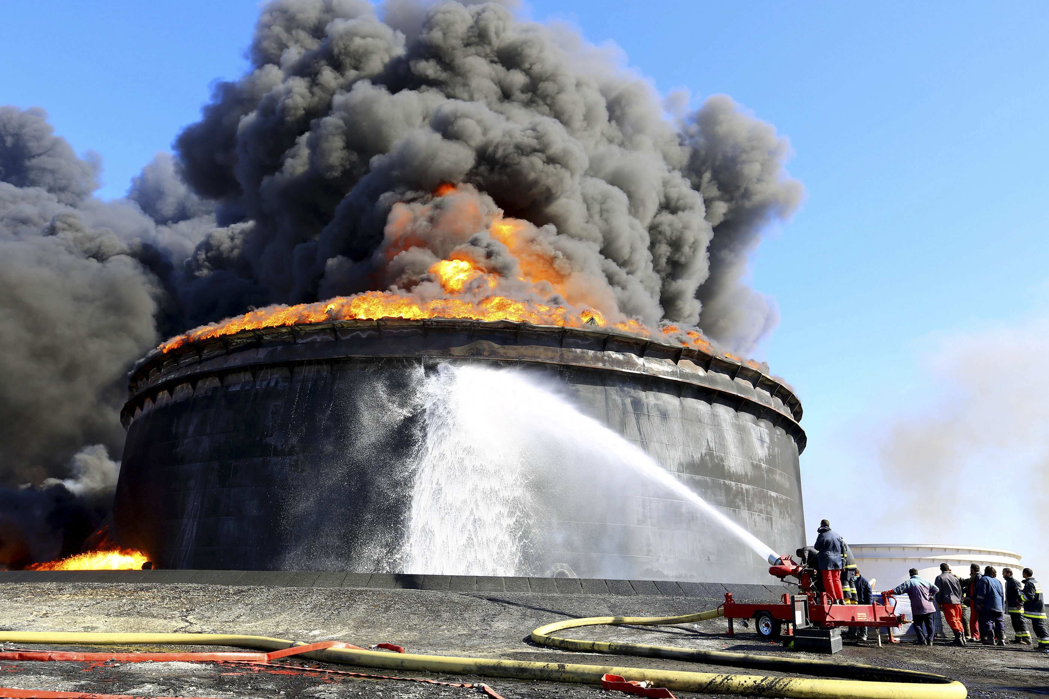 Incendio destruye dos depósitos petroleros en puerto de Libia