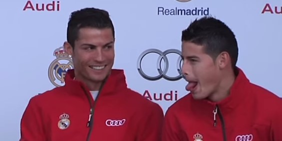 Cristiano le enseña a James como sacarse los pelos de la nariz (Video)