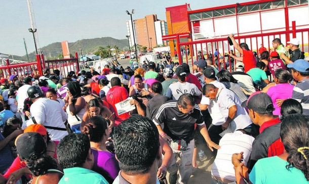 Fueron por carne y pollo al Bicentenario y consiguieron gas del bueno (Fotos)