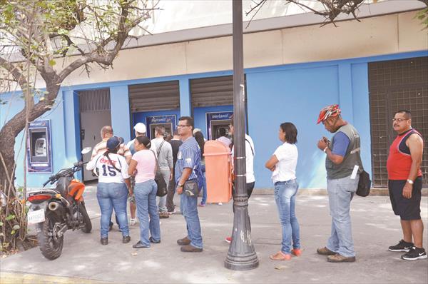 Cajeros automáticos no se dan abasto ante necesidad de efectivo